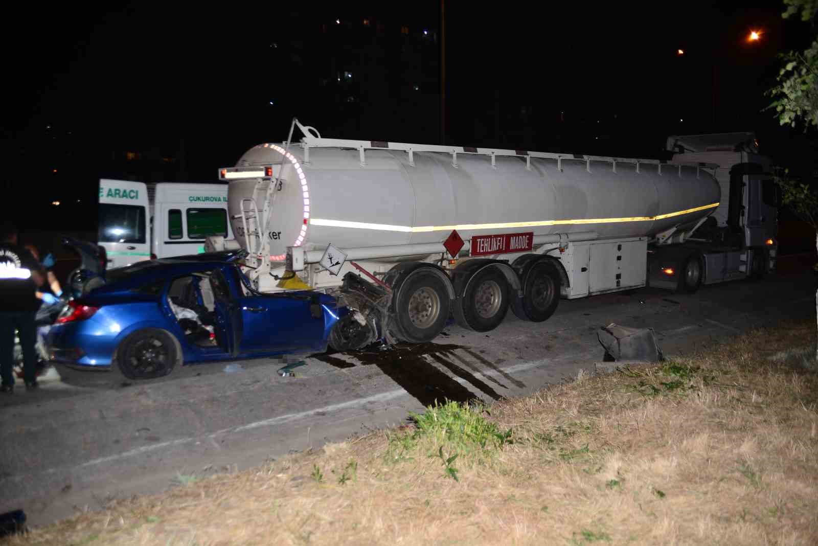 Adana’da otomobil tıra çarptı: 1 ölü, 2 yaralı
