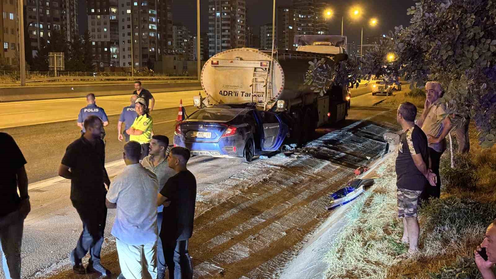 Adana’da otomobil tıra çarptı: 1 ölü, 2 yaralı