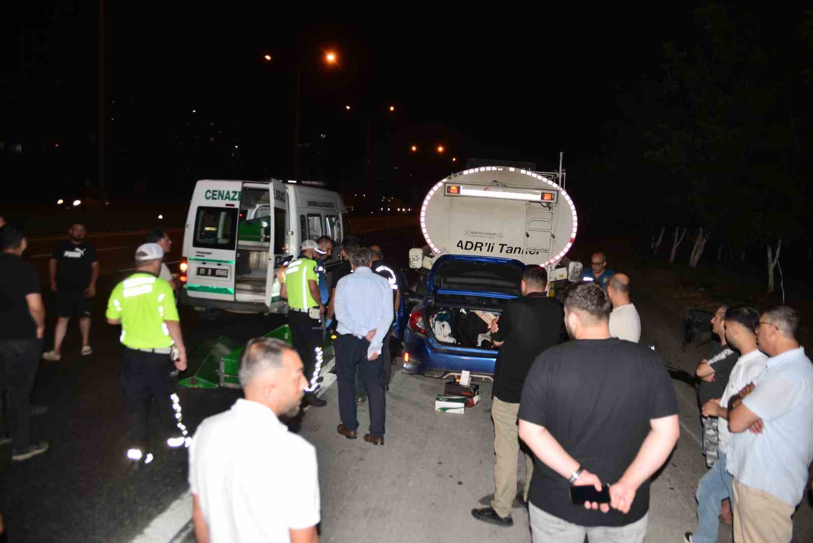 Adana’da otomobil tıra çarptı: 1 ölü, 2 yaralı
