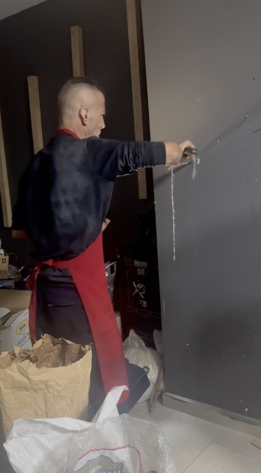 Duvar boşluğunda 3 gün mahsur kalan kediyi iş yeri sahibi kurtardı