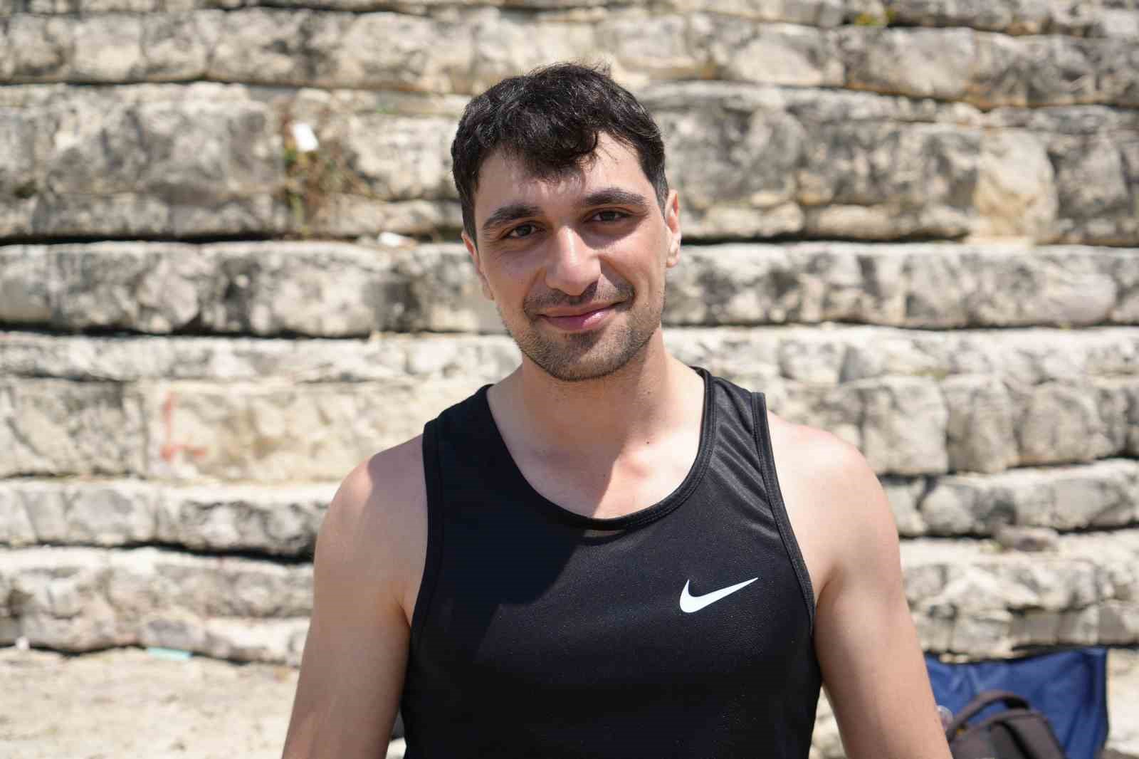 Kayalıklardan Karadeniz’in serin sularına atladılar