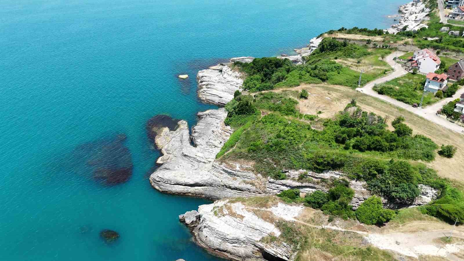 Kayalıklardan Karadeniz’in serin sularına atladılar