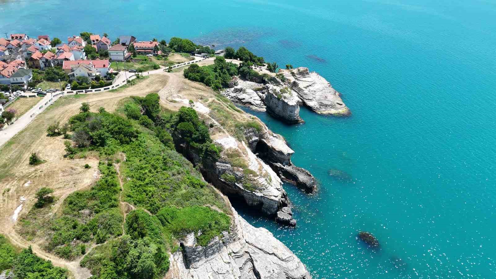 Kayalıklardan Karadeniz’in serin sularına atladılar