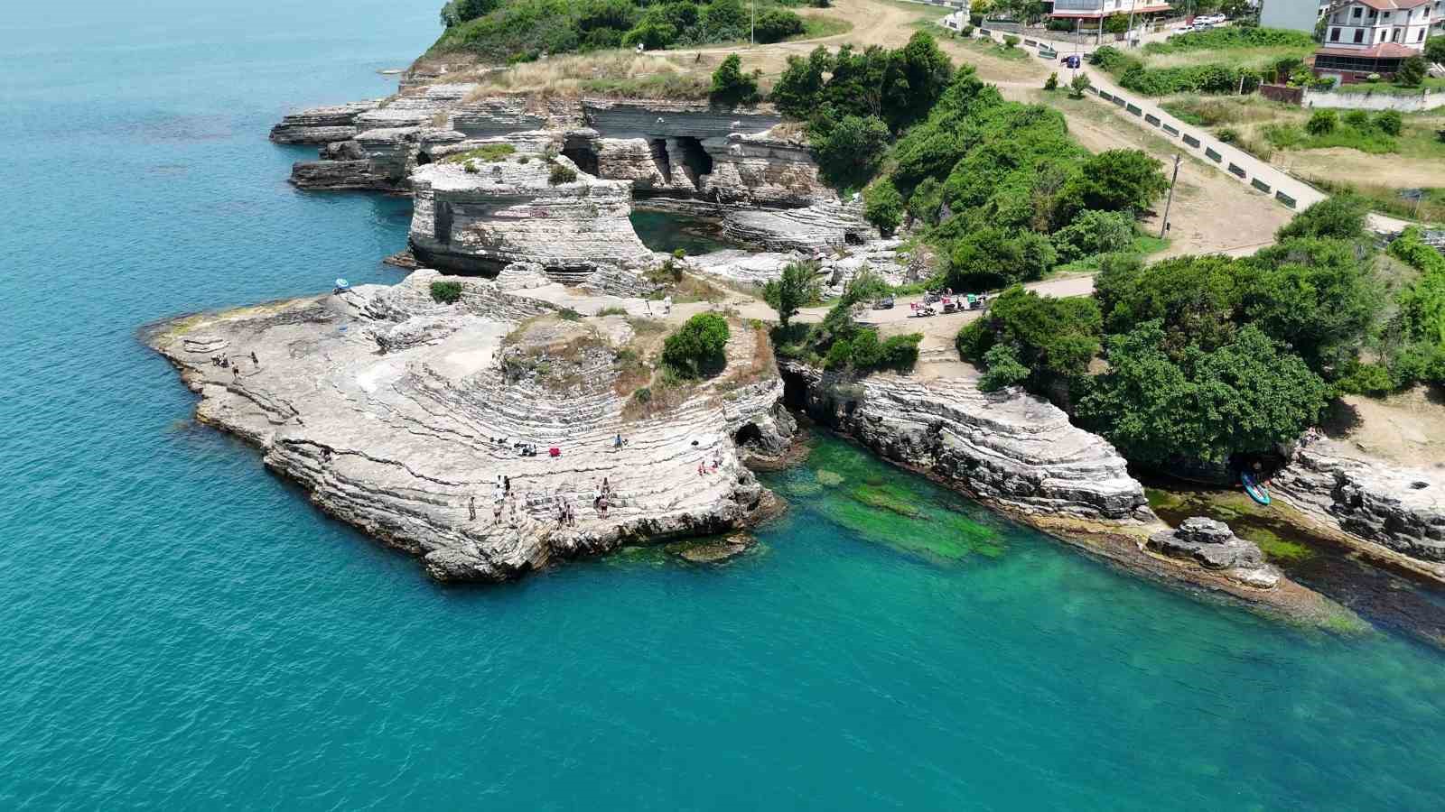 Kayalıklardan Karadeniz’in serin sularına atladılar