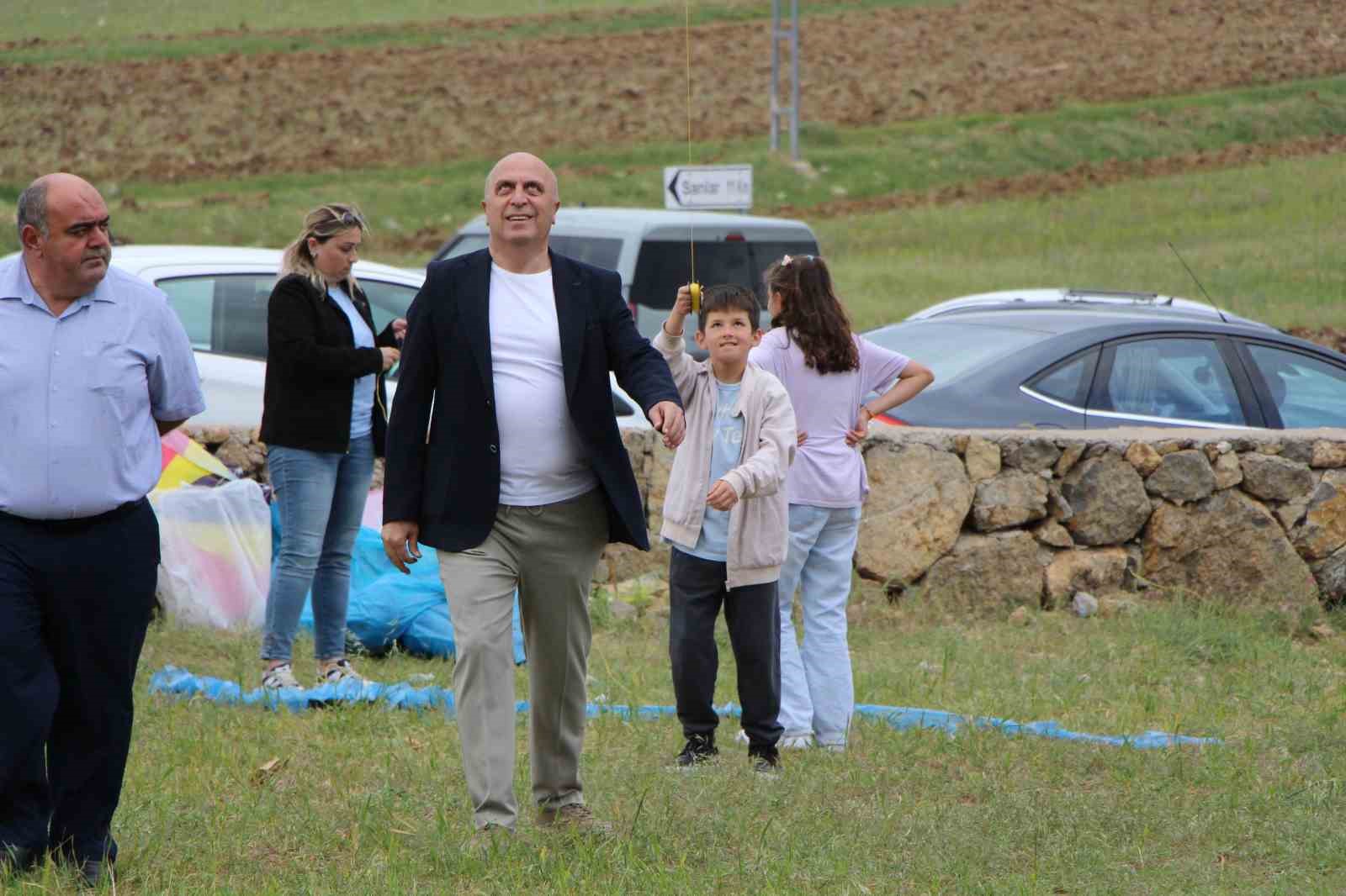Uçurtması kopunca ağlayan çocuk için yöneticiler seferber oldu