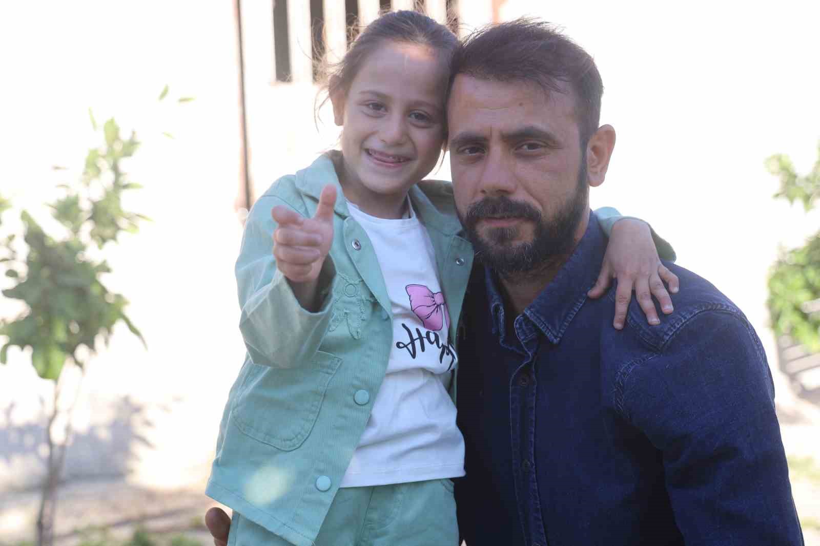 Depremde ailesini kaybeden Zeynep, amcasına ’baba’, yengesine ’anne’ diyerek hayata tutundu