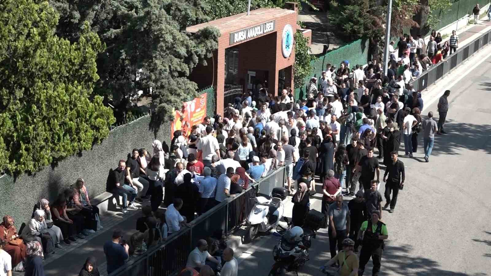 Sınava 1 dakika kala polis yetiştirdi