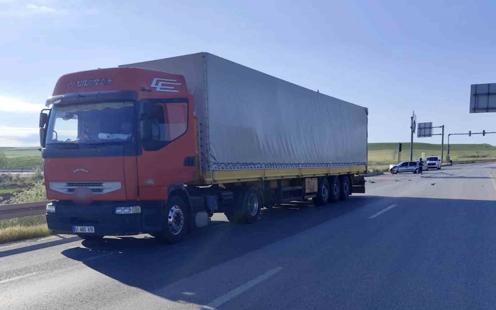 Çorum’da otomobil ile tır kavşakta çarpıştı: 4 yaralı