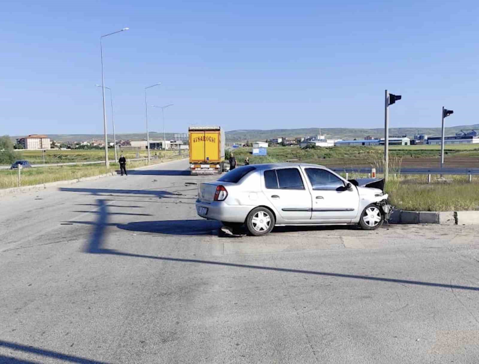 Çorum’da otomobil ile tır kavşakta çarpıştı: 4 yaralı