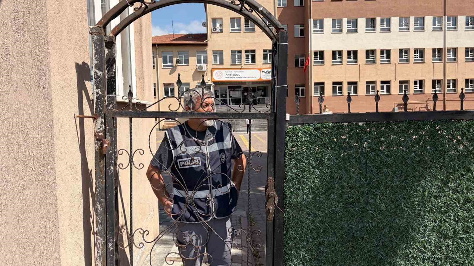 Yanlış okula geldi, sınava yetiştirmek için vatandaş seferber oldu