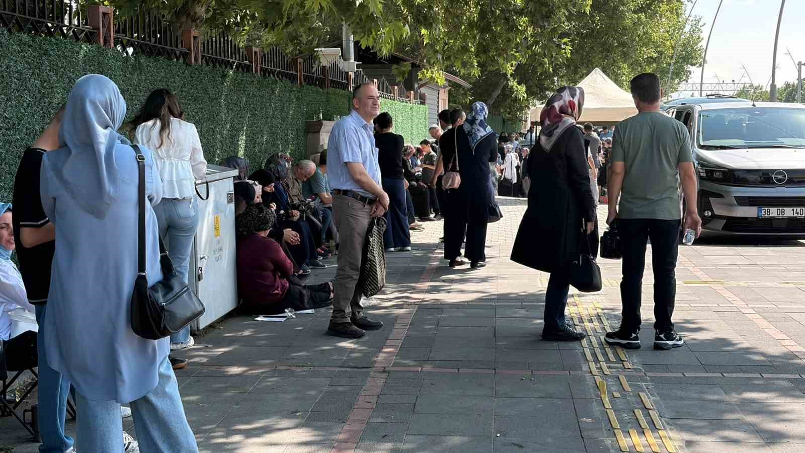 Yanlış okula geldi, sınava yetiştirmek için vatandaş seferber oldu