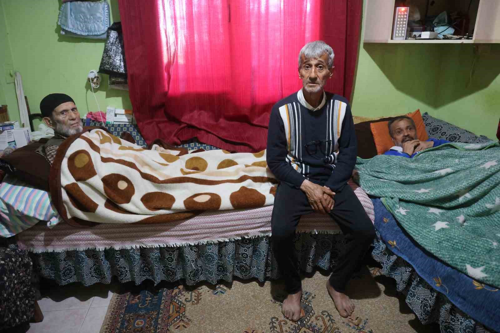 Yatalak anne ve babasıyla birlikte zihinsel engelli kardeşine umut olan hayırlı evlat takdir topluyor