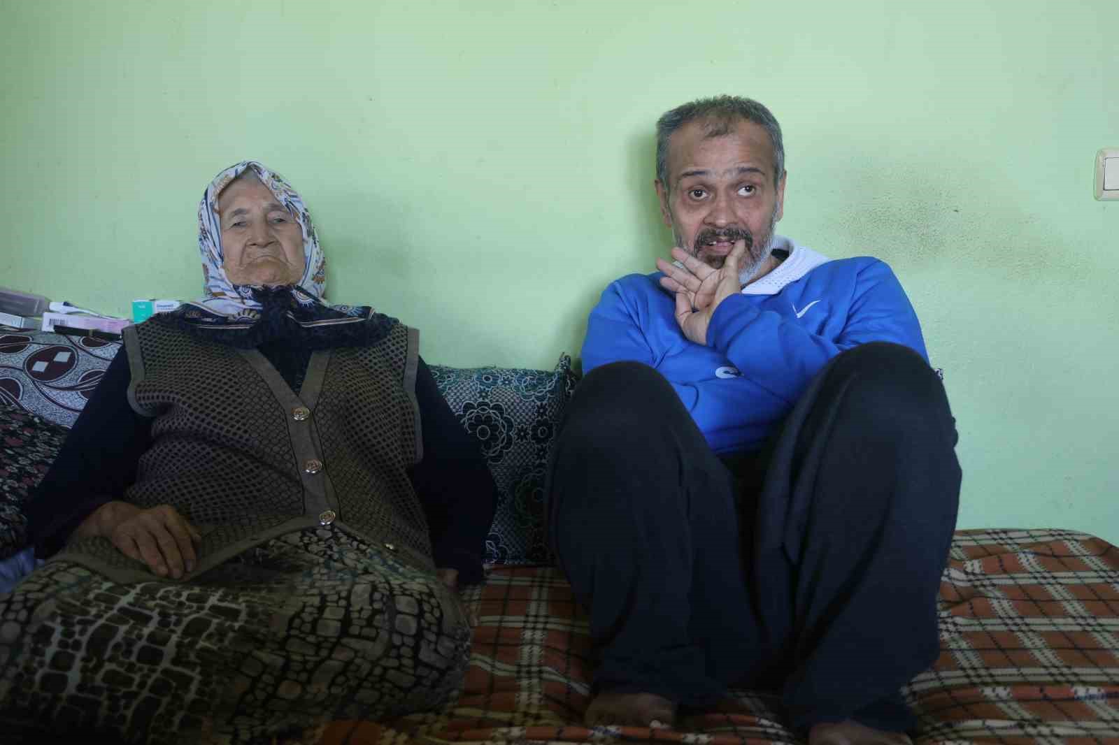 Yatalak anne ve babasıyla birlikte zihinsel engelli kardeşine umut olan hayırlı evlat takdir topluyor