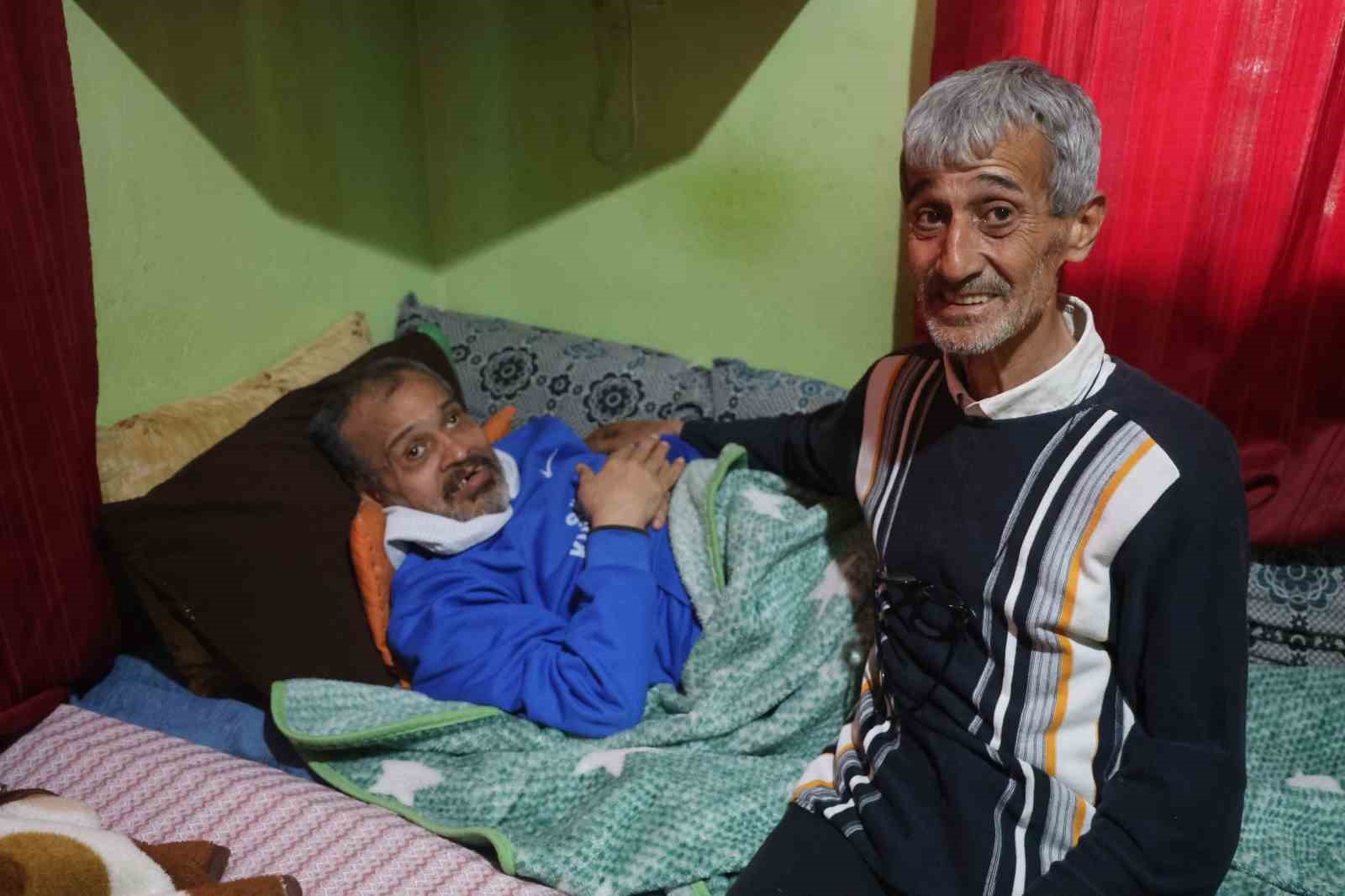 Yatalak anne ve babasıyla birlikte zihinsel engelli kardeşine umut olan hayırlı evlat takdir topluyor