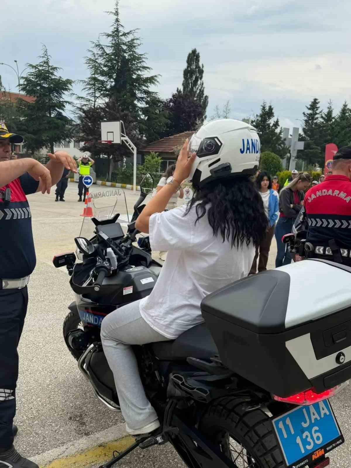 Koruma altındaki çocuklardan jandarma teşkilatına anlamlı ziyaret