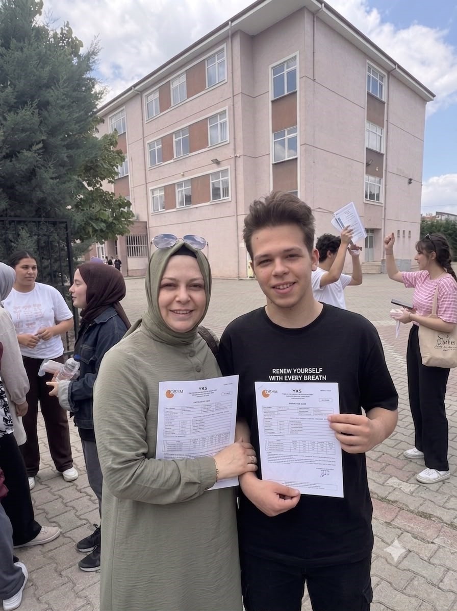 YKS’ye anne-oğul aynı okulda girdi