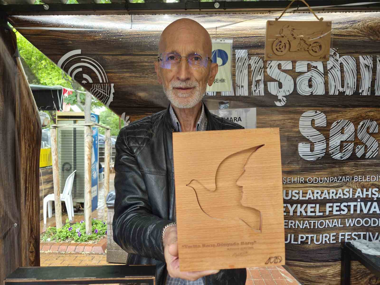 Uçakları bıraktı, ahşaba hayat verdi