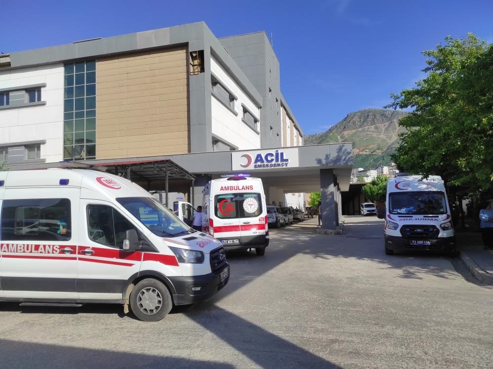 Diyarbakır’da trafik kazası: Anne ve oğlu hayatını kaybetti, 4 kişi yaralandı