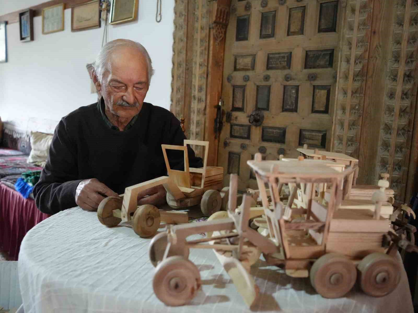 Torununa yaptığı ahşap oyuncak büyüklerin gözdesi oldu, şimdi taleplere yetişemiyor