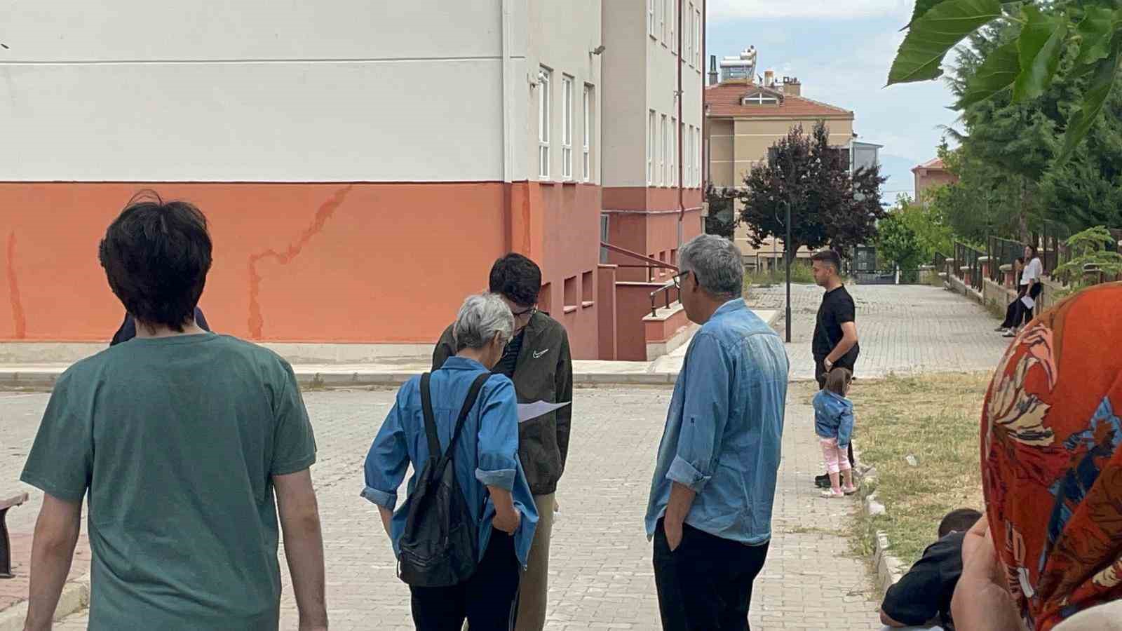 Karaman’da AYT heyecanı: 3’üncü üniversite için yarışan da vardı, kapıdan dönen de