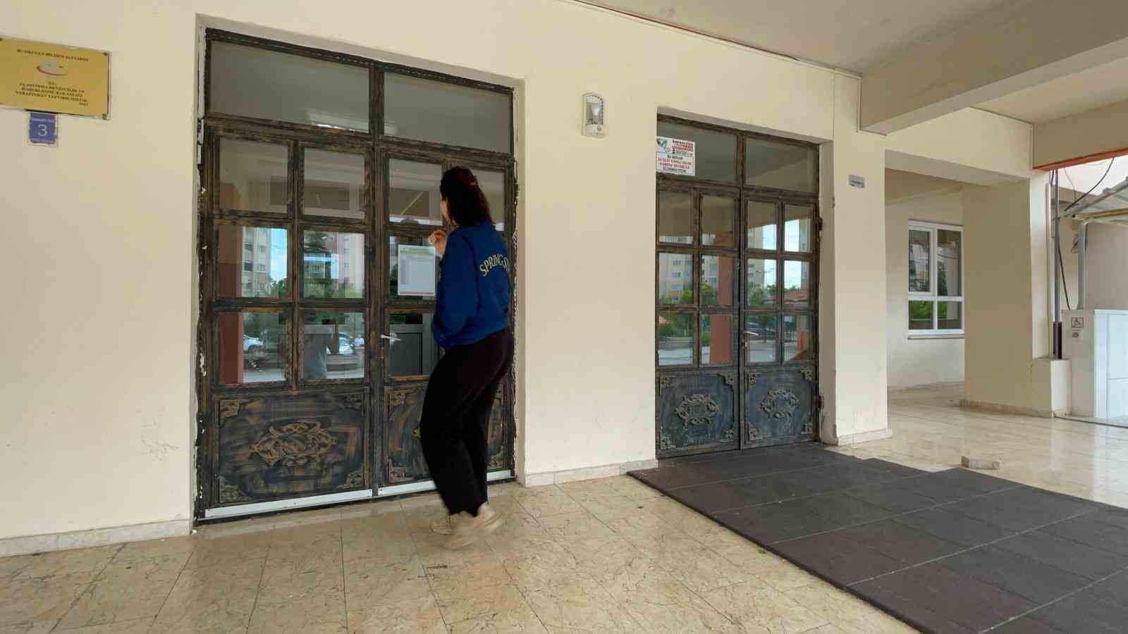 Karaman’da AYT heyecanı: 3’üncü üniversite için yarışan da vardı, kapıdan dönen de
