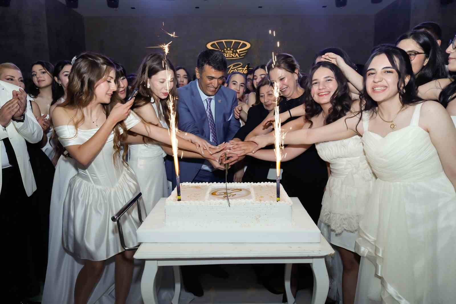 GKV Özel Ortaokulu’nda muhteşem balo