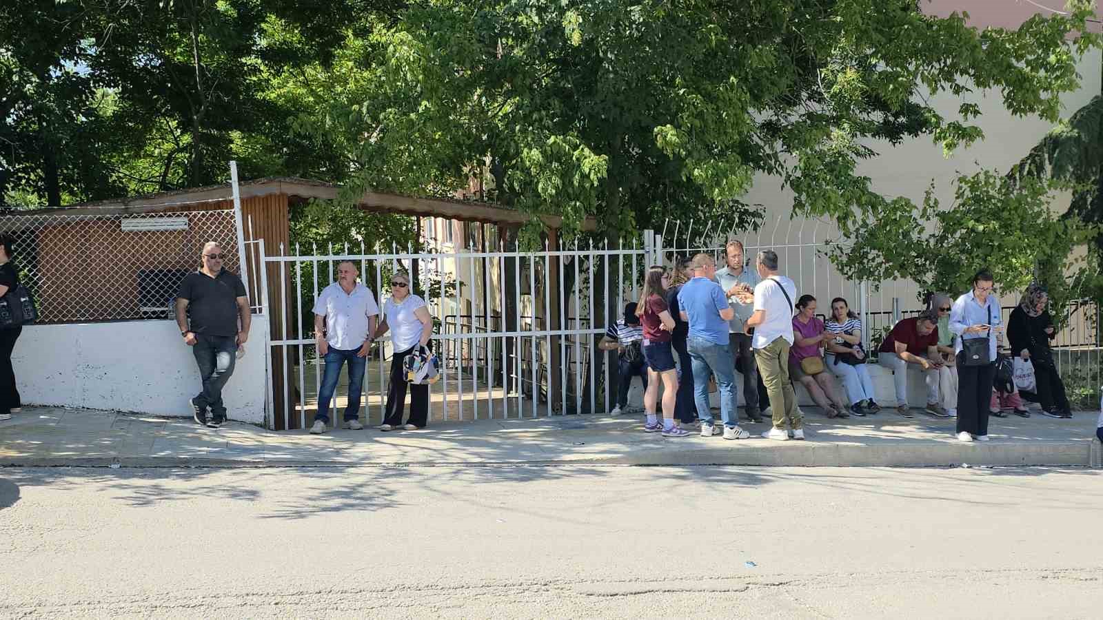 Edirne’de öğrenciler içeride, veliler dışarıda ter döktü