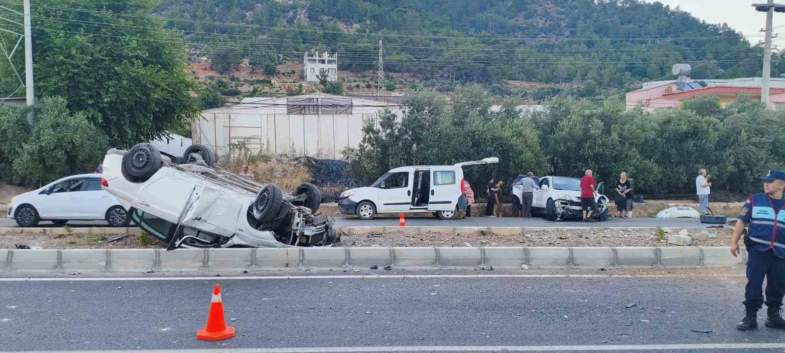 Mersin’de kaza yapan otomobil takla attı: 2 yaralı