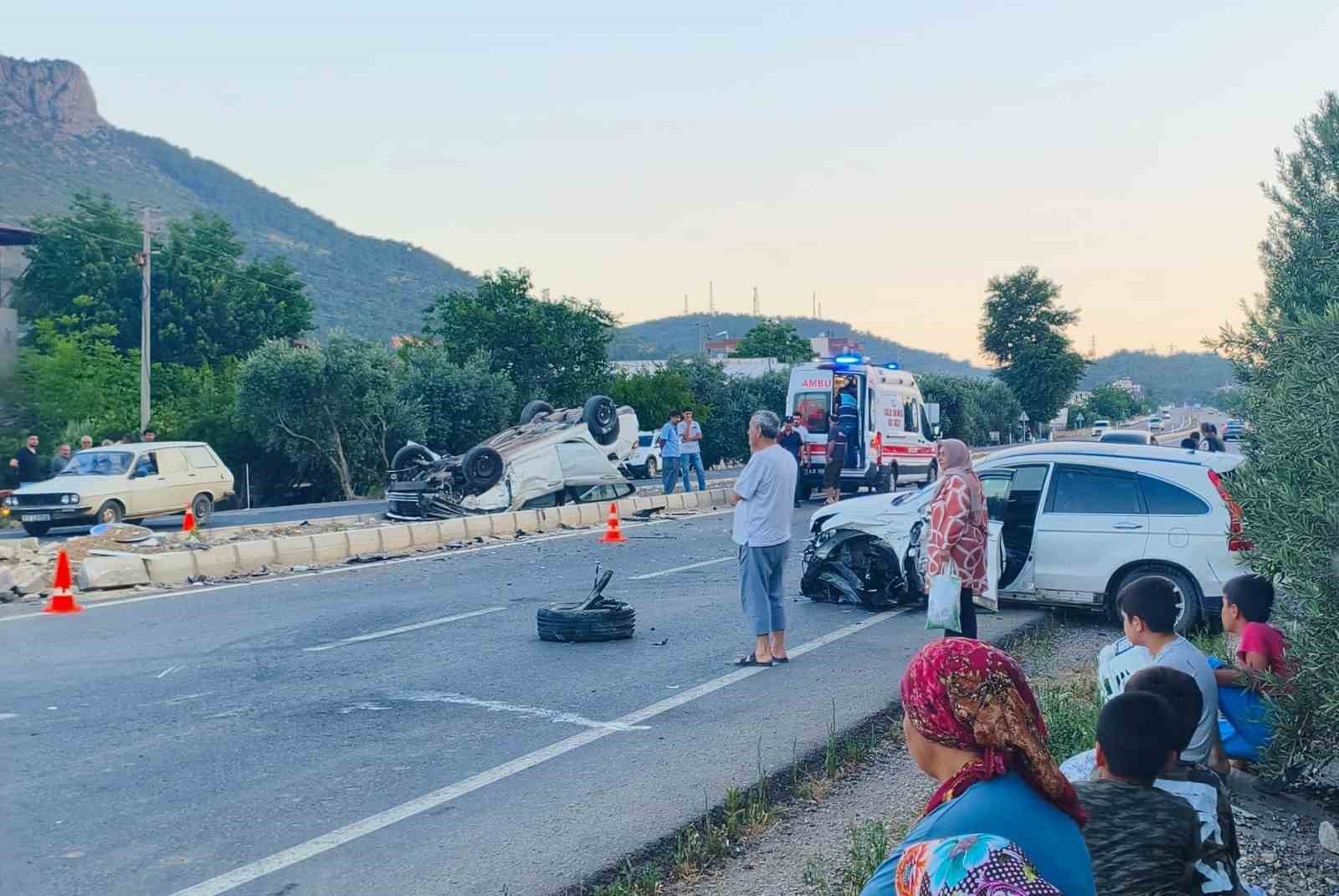 Mersin’de kaza yapan otomobil takla attı: 2 yaralı