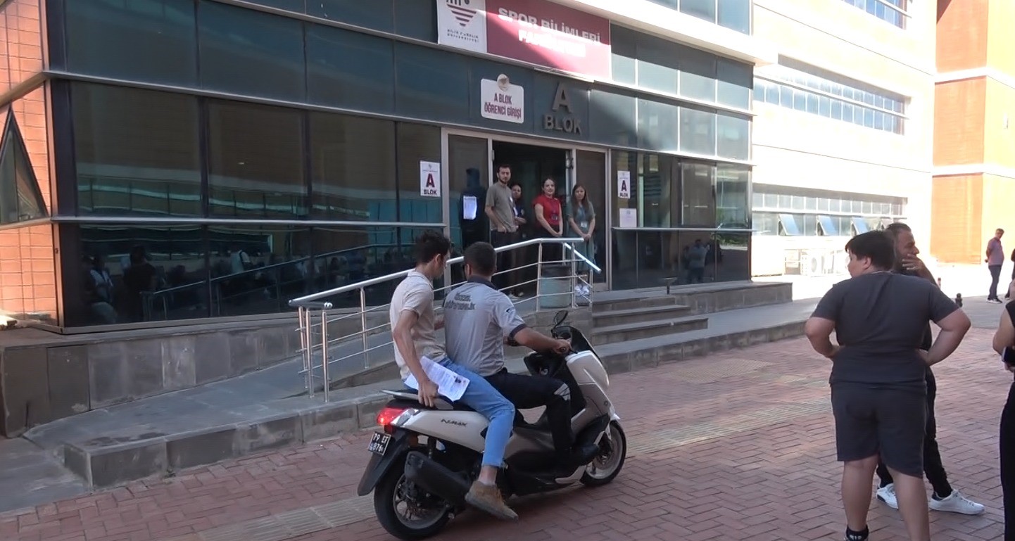 YKS’ye saniyeler kala yetişti: Güvenlik görevlisi motosikletiyle sınava ulaştırdı