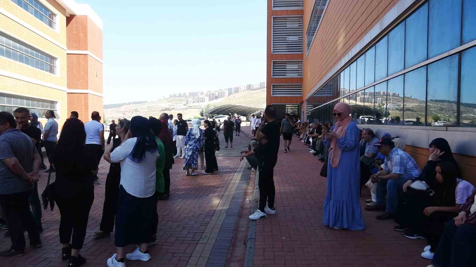 YKS’ye saniyeler kala yetişti: Güvenlik görevlisi motosikletiyle sınava ulaştırdı