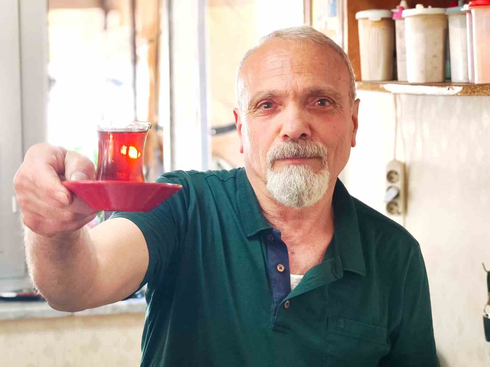 Çay demlerken şiir yazıyor: 40 yıllık çaycı şiirleriyle gönül ısıtıyor