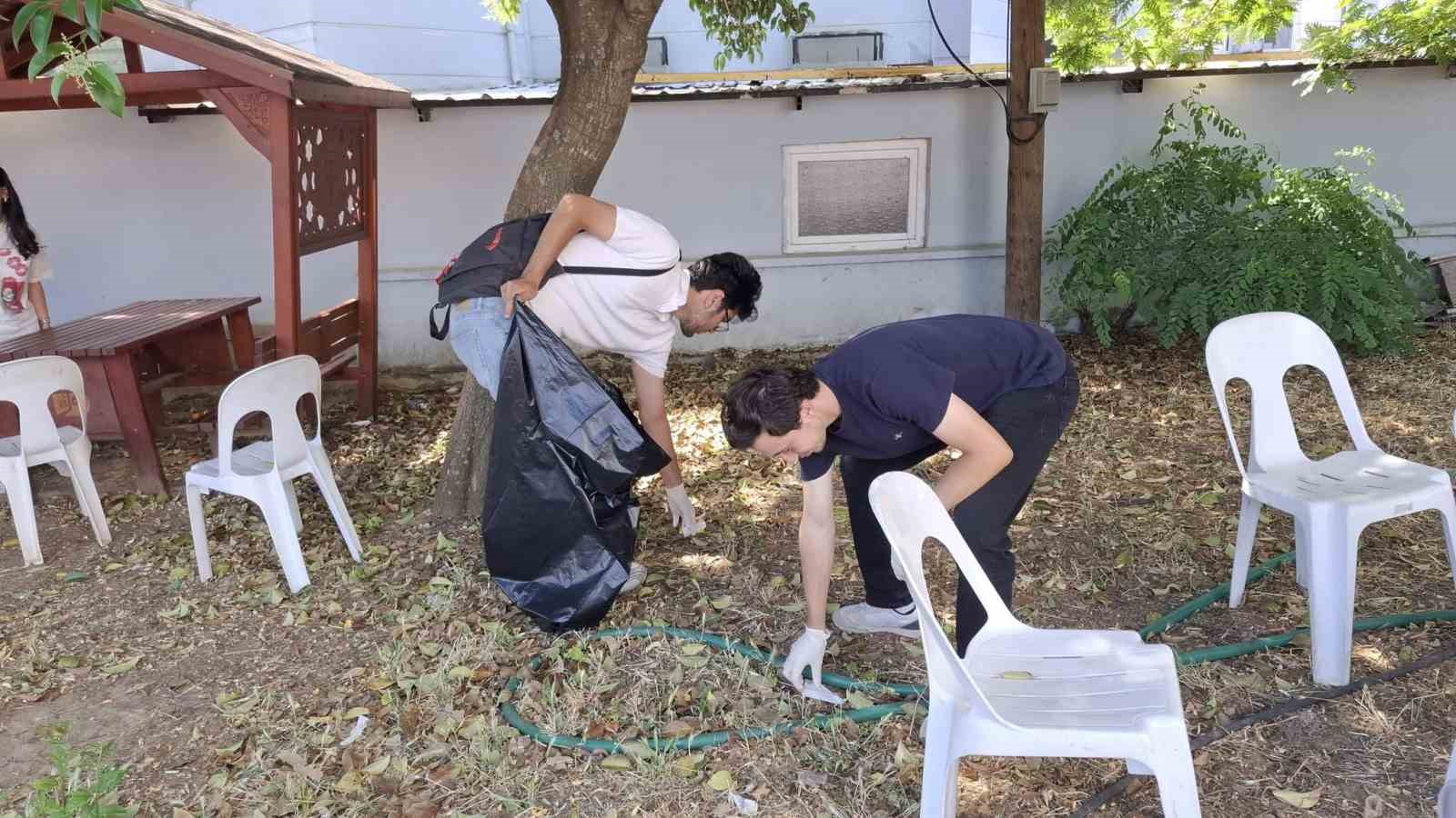 Edremit MYO öğrencilerinden çevre temizliği
