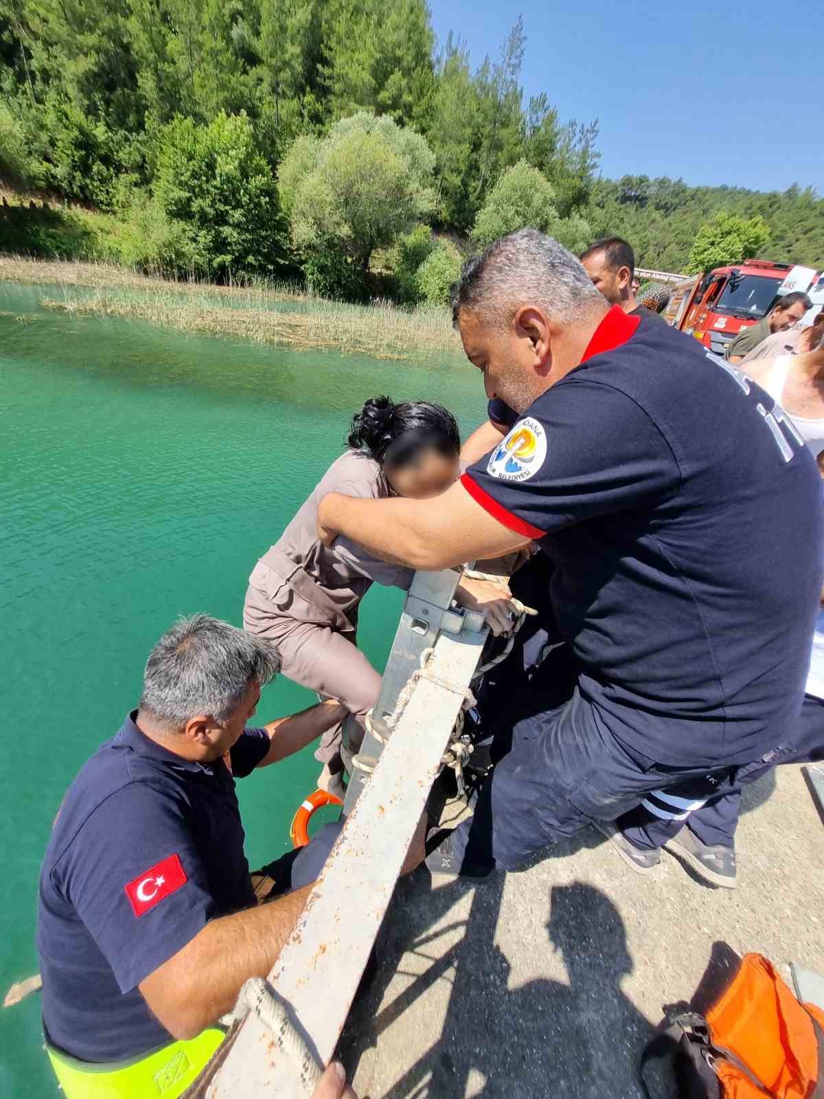 Adana’da köprüden düşen kadın itfaiye ekiplerince kurtarıldı