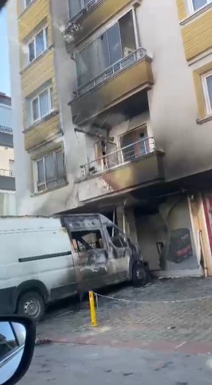 Ankara’da gece çıkan yangında dükkan, minibüs ve daire zarar gördü
