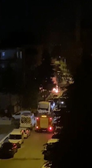 Ankara’da gece çıkan yangında dükkan, minibüs ve daire zarar gördü