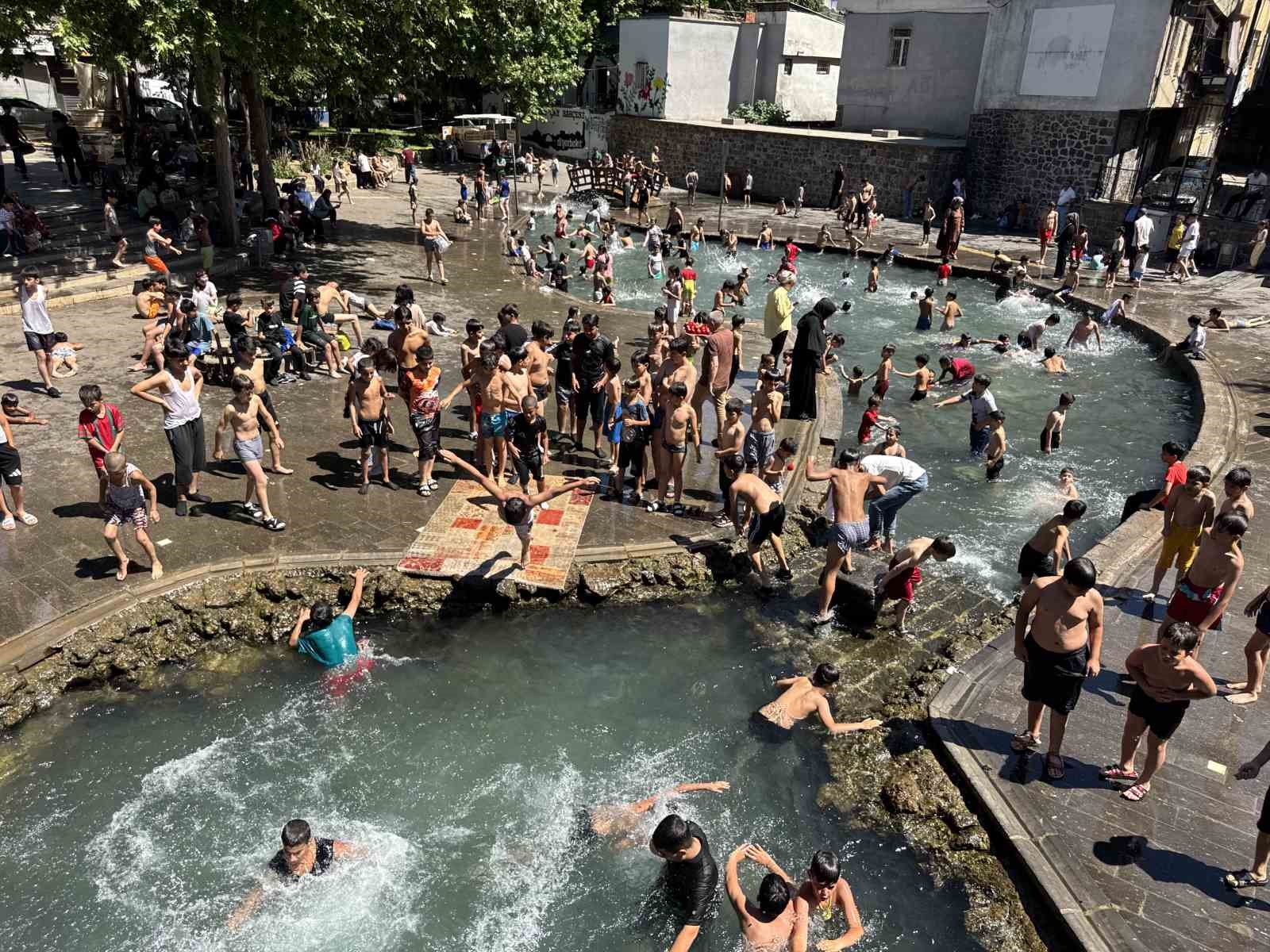 Diyarbakır’da sıcaklık 37 dereceyi gösterince çocuklar soluğu Anzele’de aldı