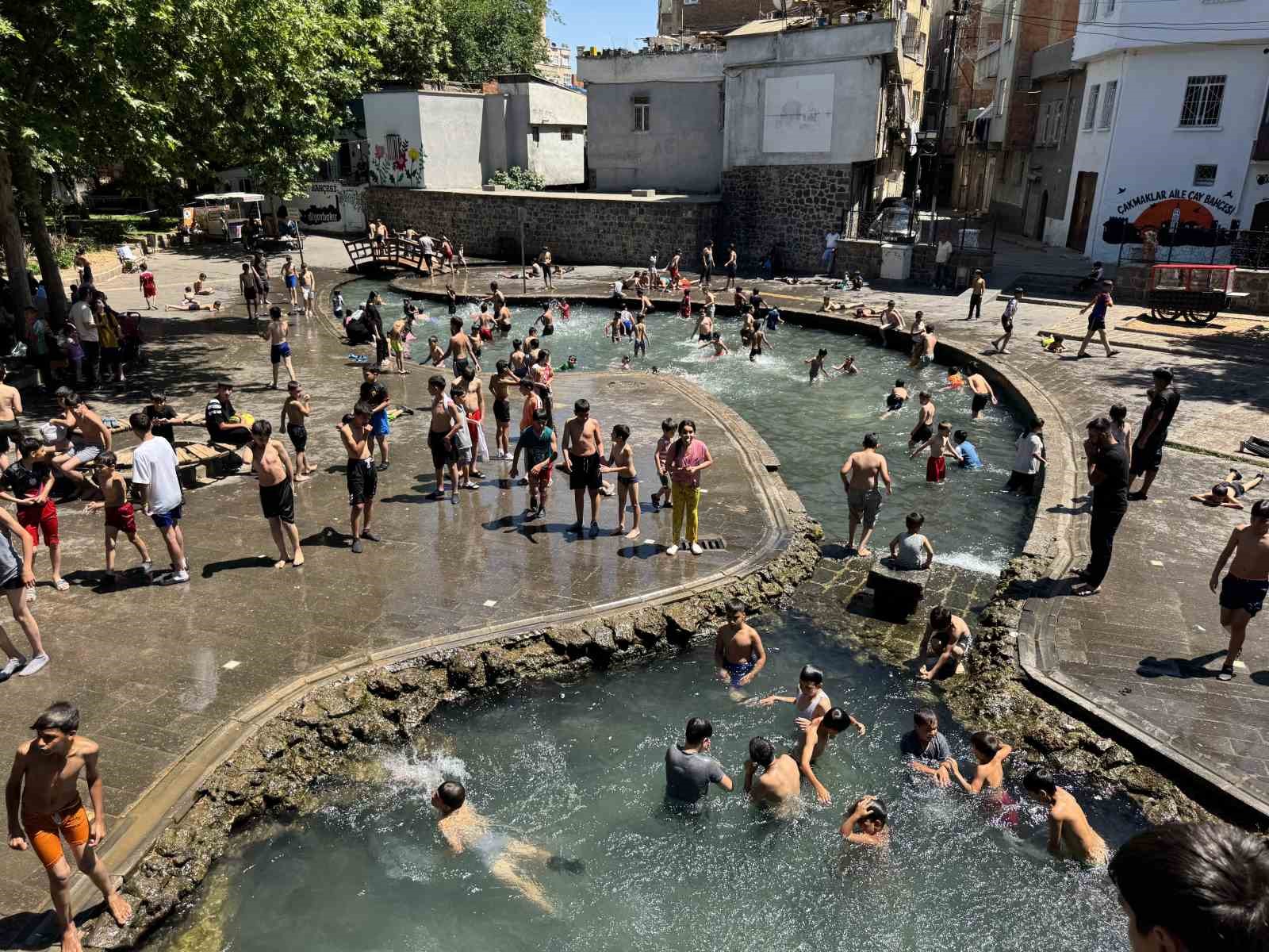 Diyarbakır’da sıcaklık 37 dereceyi gösterince çocuklar soluğu Anzele’de aldı