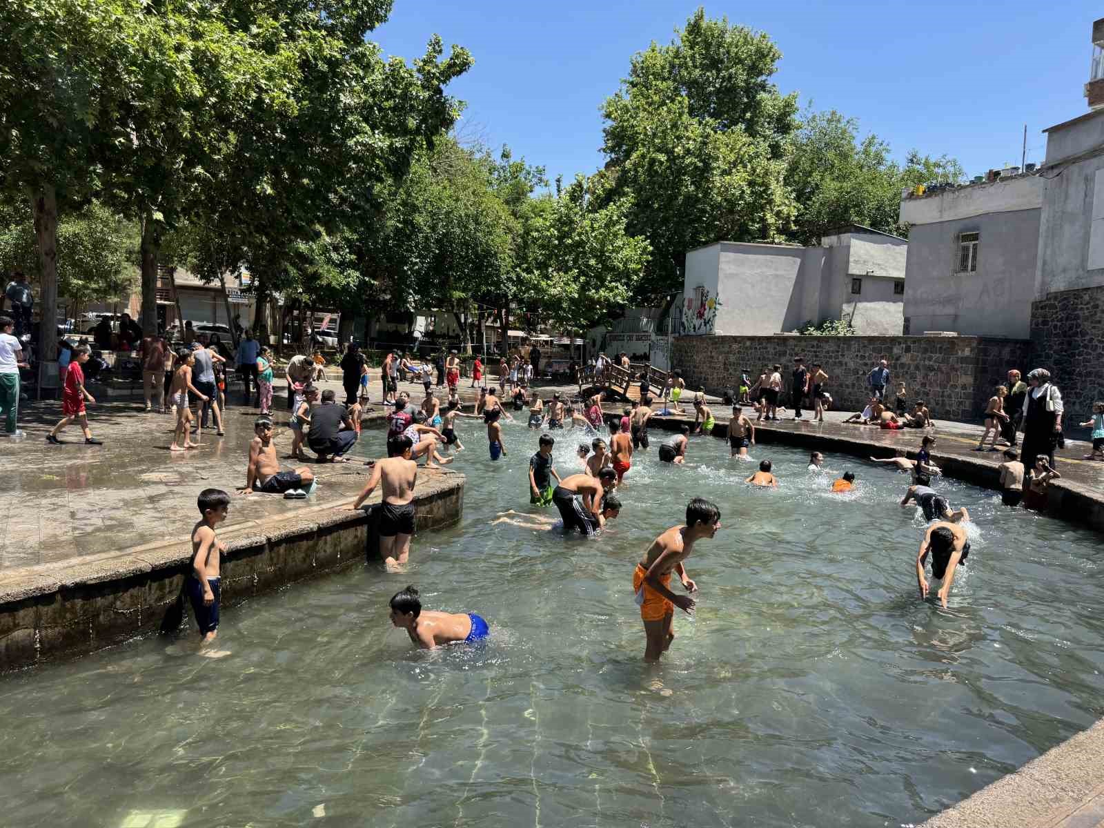 Diyarbakır’da sıcaklık 37 dereceyi gösterince çocuklar soluğu Anzele’de aldı