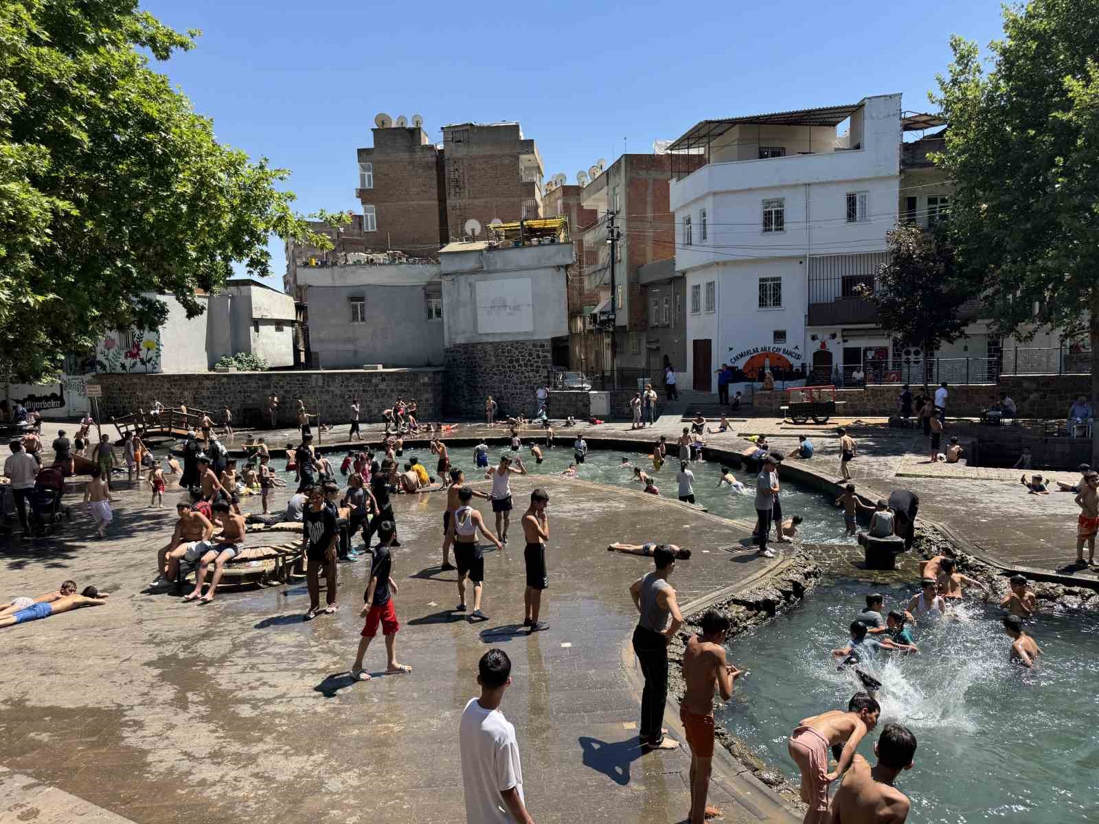 Diyarbakır’da sıcaklık 37 dereceyi gösterince çocuklar soluğu Anzele’de aldı