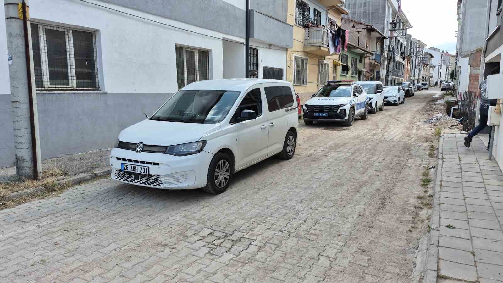Eskişehir’de 17 yaşındaki çocuk, bir kişiyi pompalı tüfekle vurdu