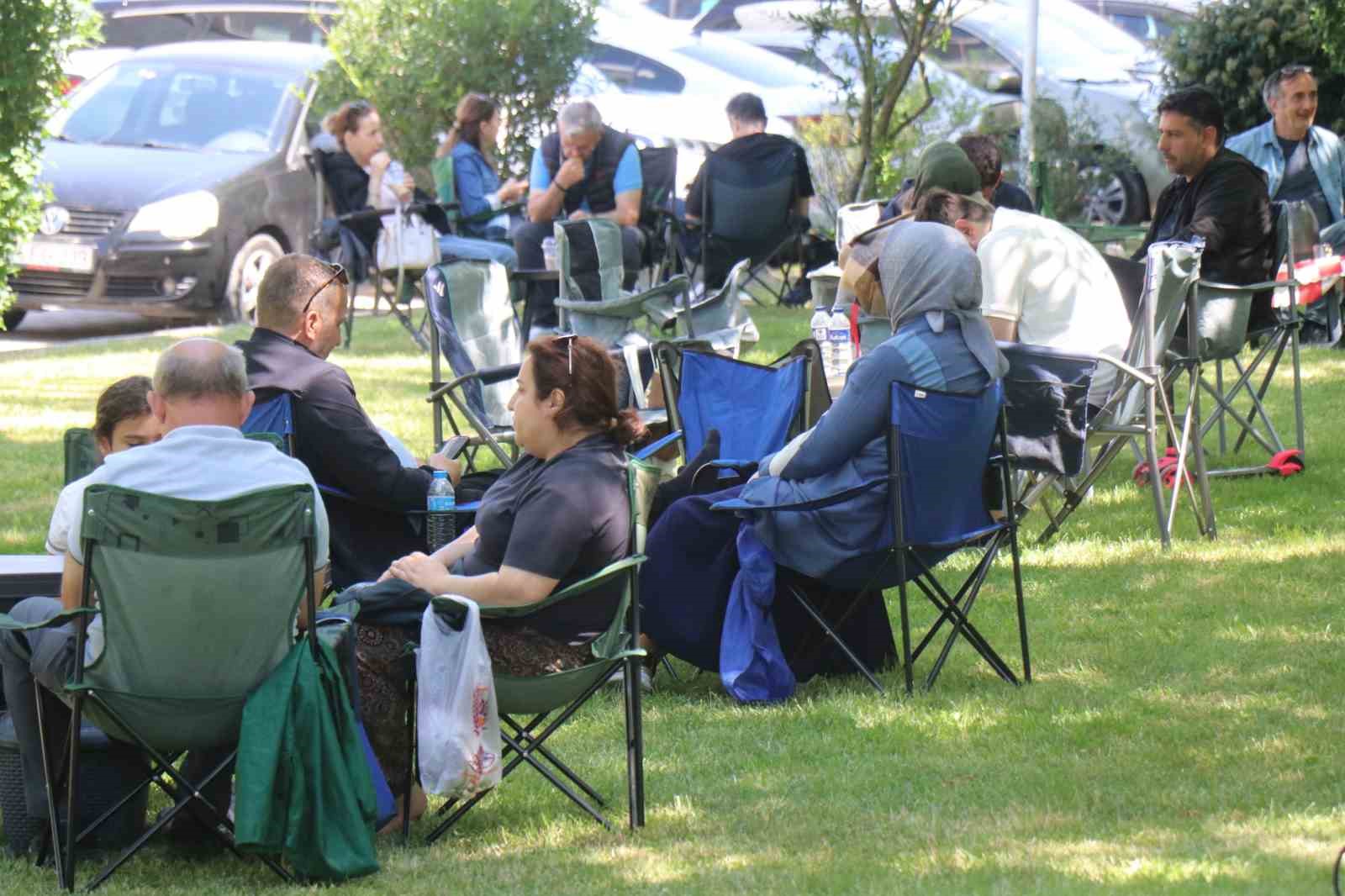 Çocuklar içeride ter döktü, aileler dışarıda piknik yaparak bekledi
