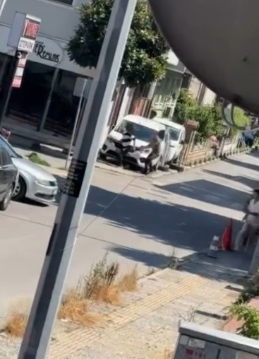 Eşini rahatsız ettiğini öne sürdüğü kişiyi bacağından vurdu