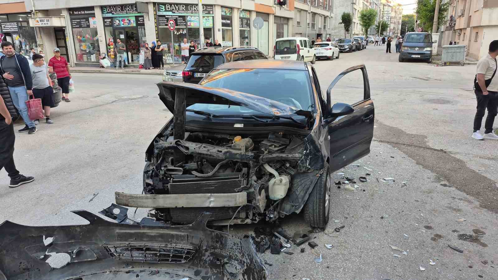 Eskişehir’de kavşakta 2 araç çarpıştı: 2 yaralı