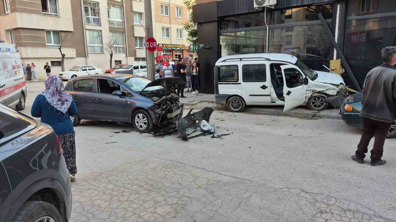 Eskişehir’de kavşakta 2 araç çarpıştı: 2 yaralı