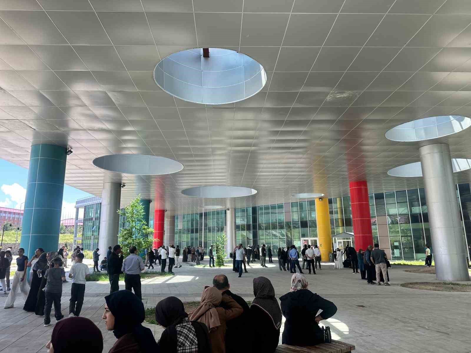 Erzurum’da kapılar kapanırken nefesler tutuldu: YKS’de son dakika koşusu kamerada