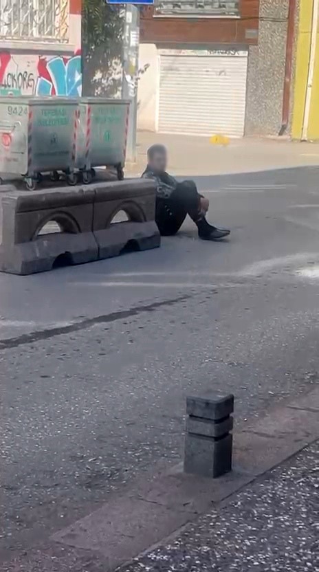 Sokak ortasında hareketsiz duran şahıs tedirginliğe yol açtı