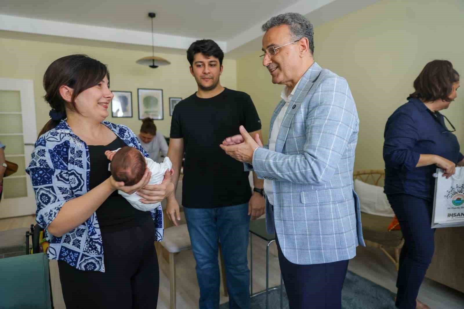 İlkadım’da doğan 555’inci bebeğin ilk hediyesi Başkan Kurnaz’dan