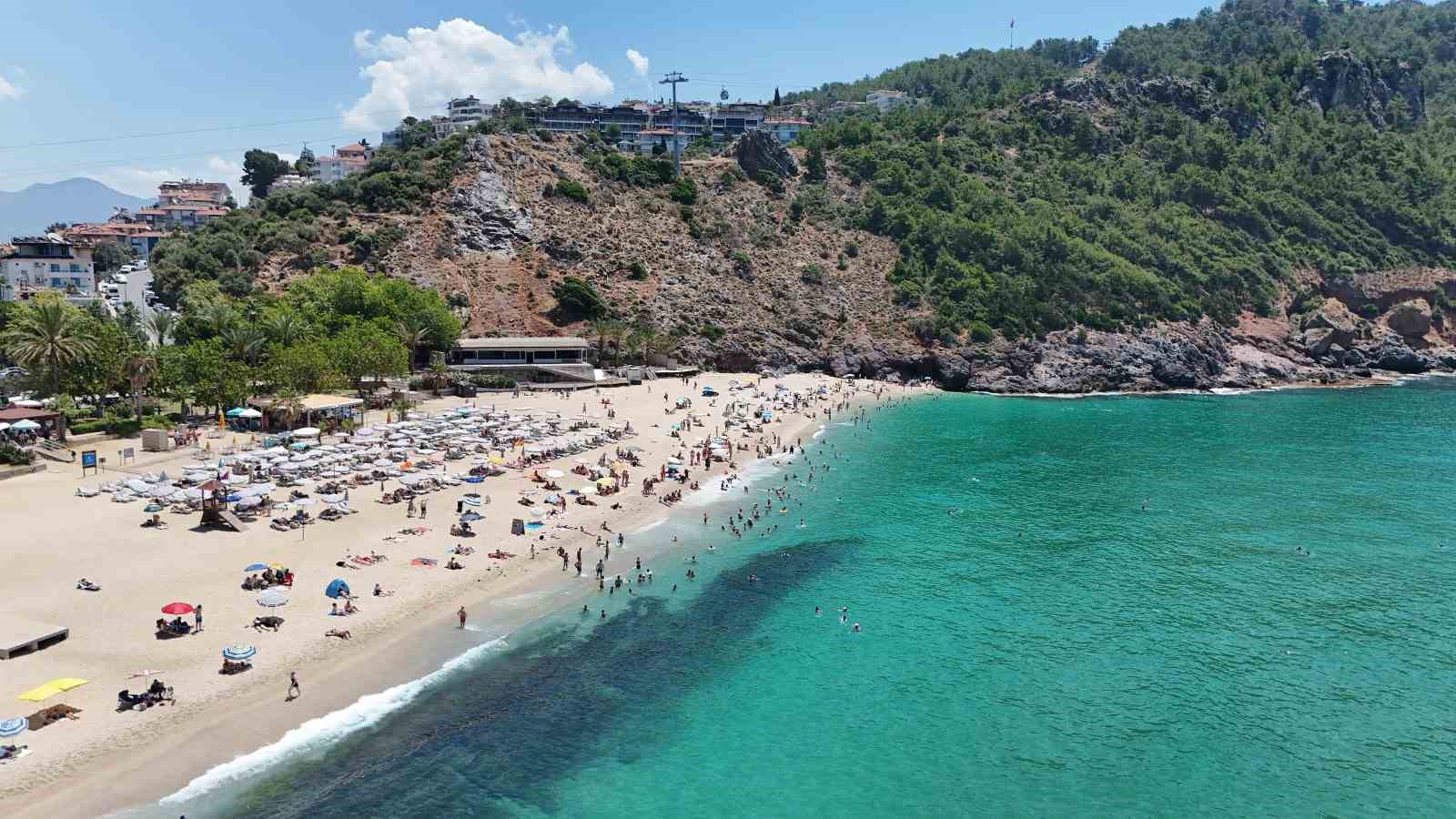 Alanya’da termometreler 31 dereceyi gösterdi, sahiller doldu