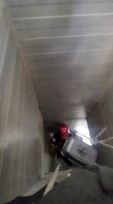 Havalandırma boşluğuna sıkışan kedi kurtarıldı